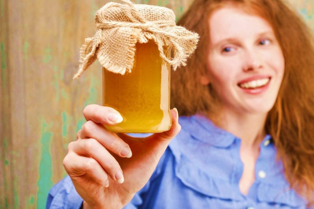 упакованный цветочный мед в руках девушки