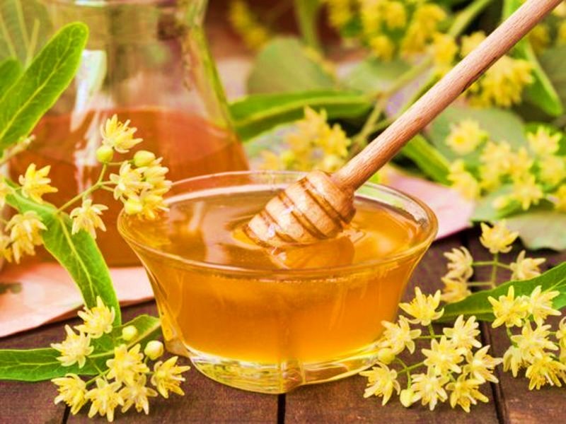 мед с цветками липы на столе