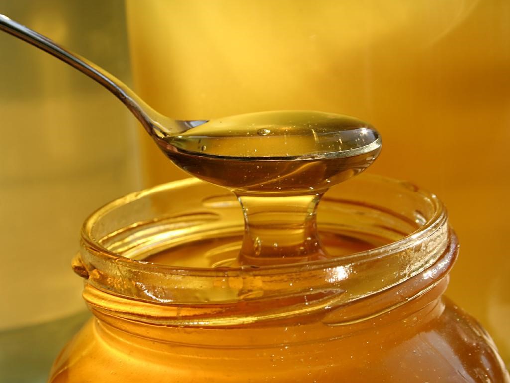 жидкий мед из стеклянной банки