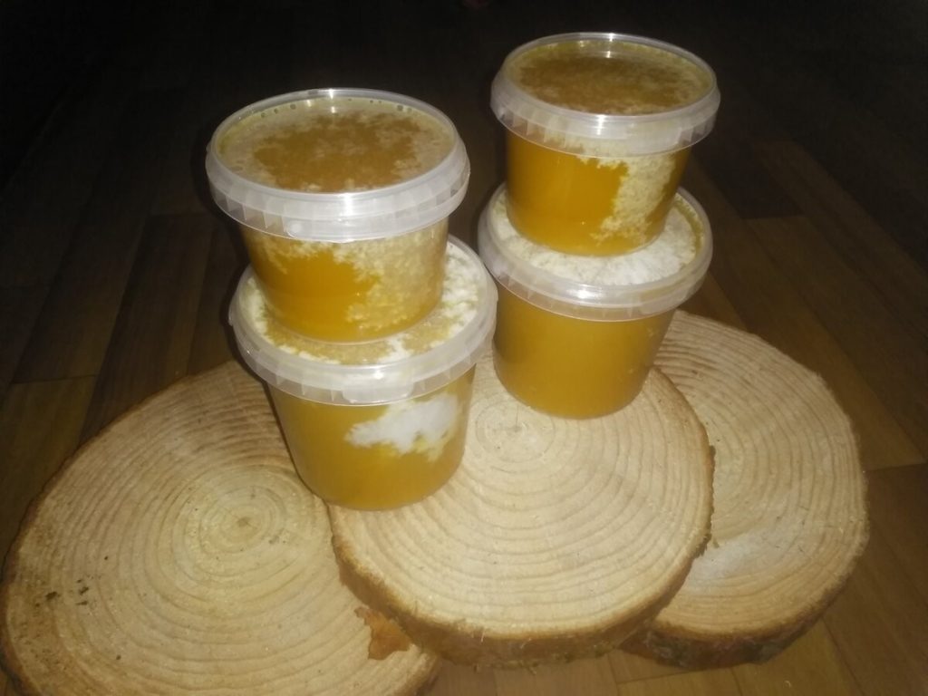 кристаллизованный мед в пластиковых банках