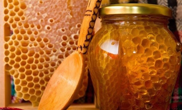 мед с сотой в стеклянной банке