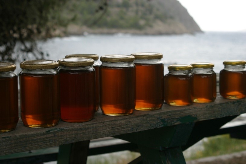фасованный жидкий мед в стеклянных банках разного размера
