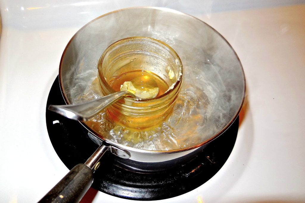 топим мёд на водяной бане