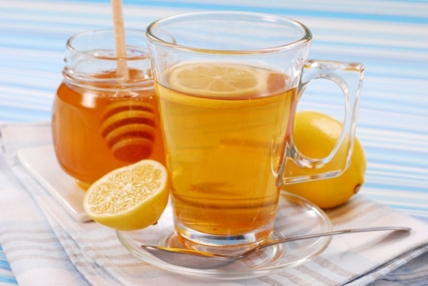 вода с медом и лимоном в стеклянной кружке
