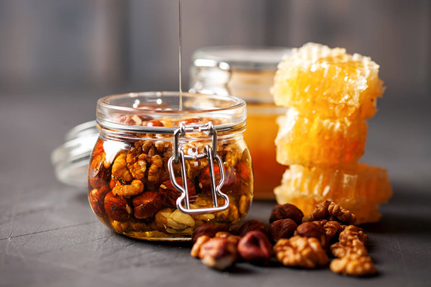 орехи в меду с сотами