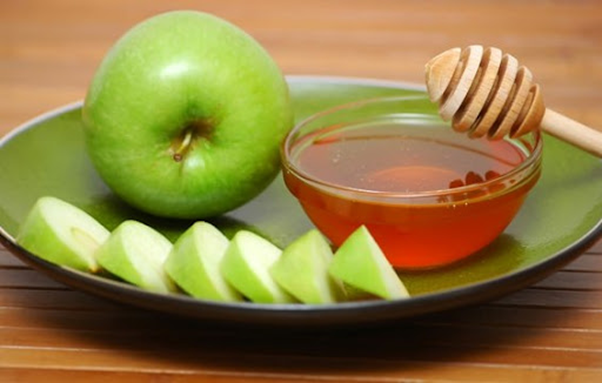 яблоки и мед на тарелочке