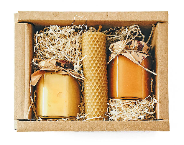 подарочный набор с медом и восковыми свечами