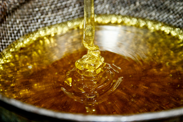 фильтрация мед через специальное сито