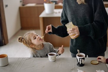 девочка ест мёд